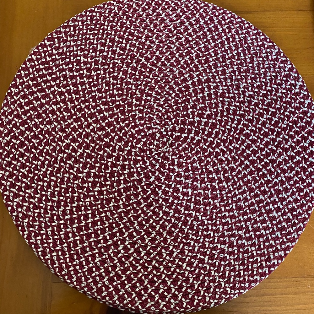 Set of 6 round placemats NWT